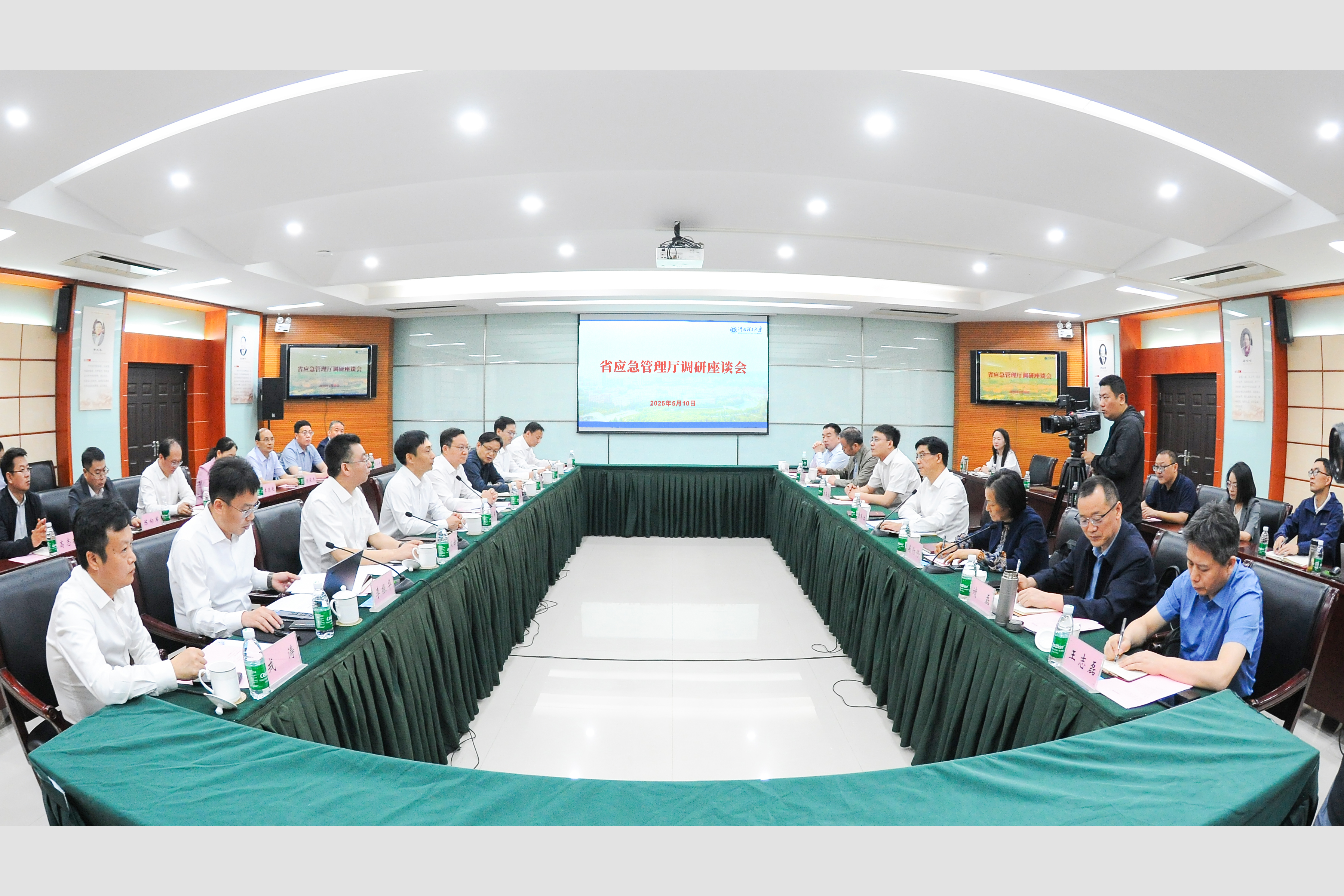 河南省应急管理厅党委书记、厅长金冬江一行到校调研