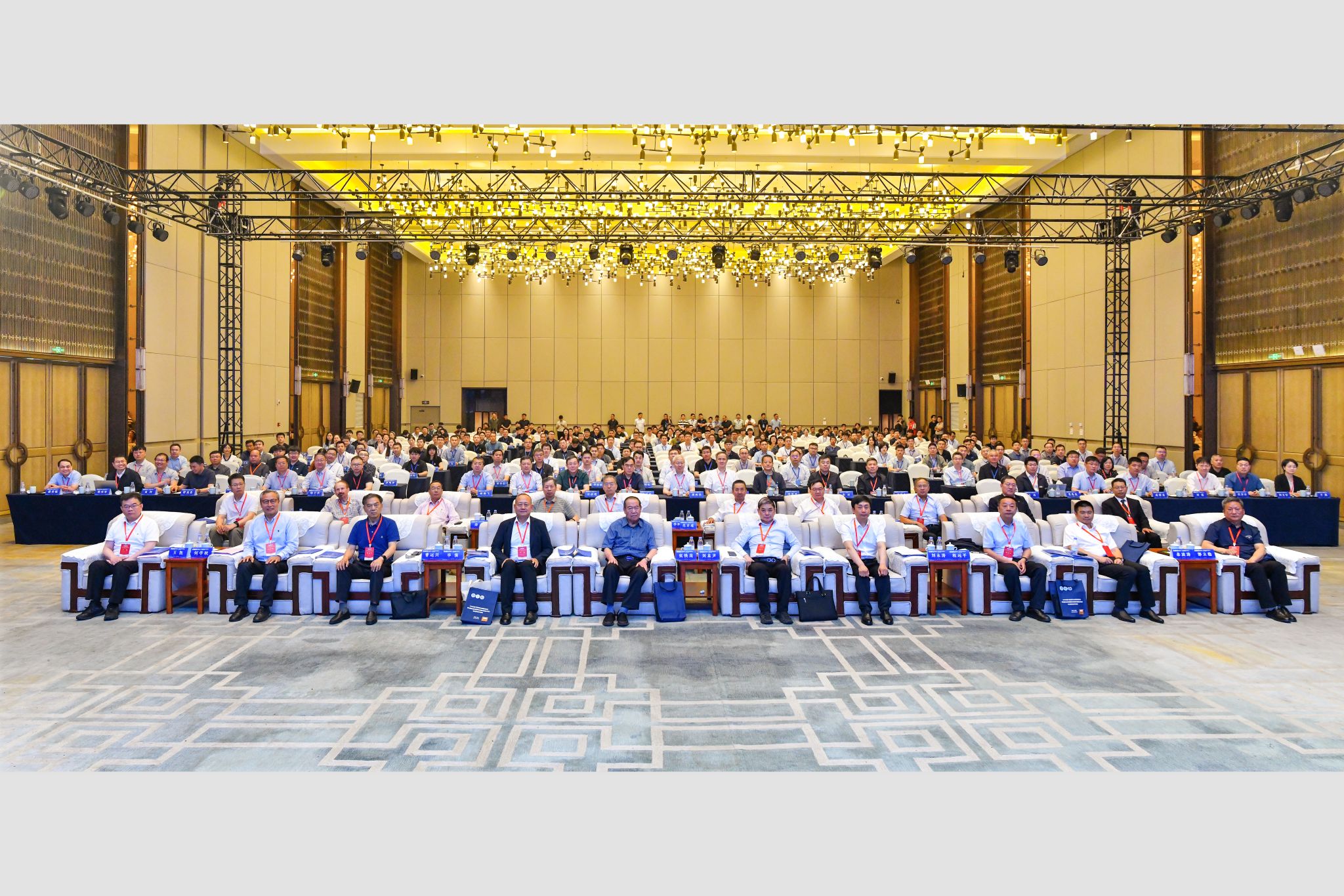 3、8112会场合影.jpg