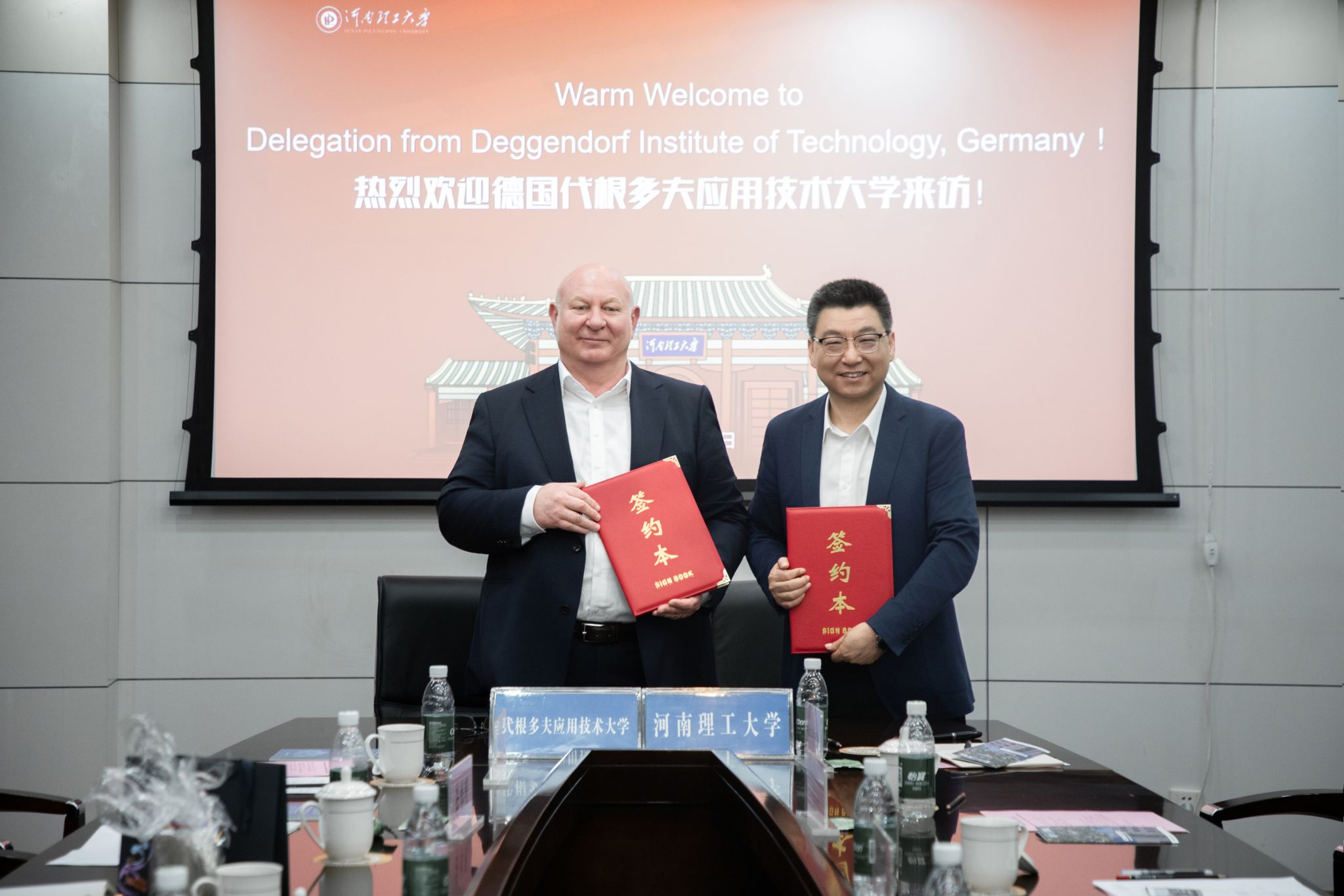 双方校长签约合影.jpg