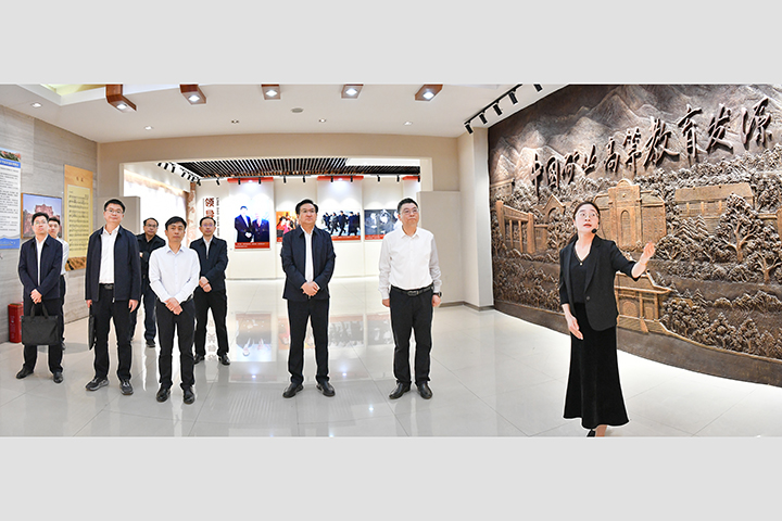 4参观校史馆2.jpg