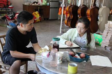 小孩们在桌子边 中度可信度描述已自动生成