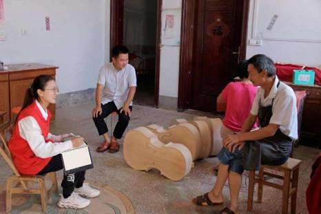 图片包含 人, 室内, 小孩, 桌子 描述已自动生成