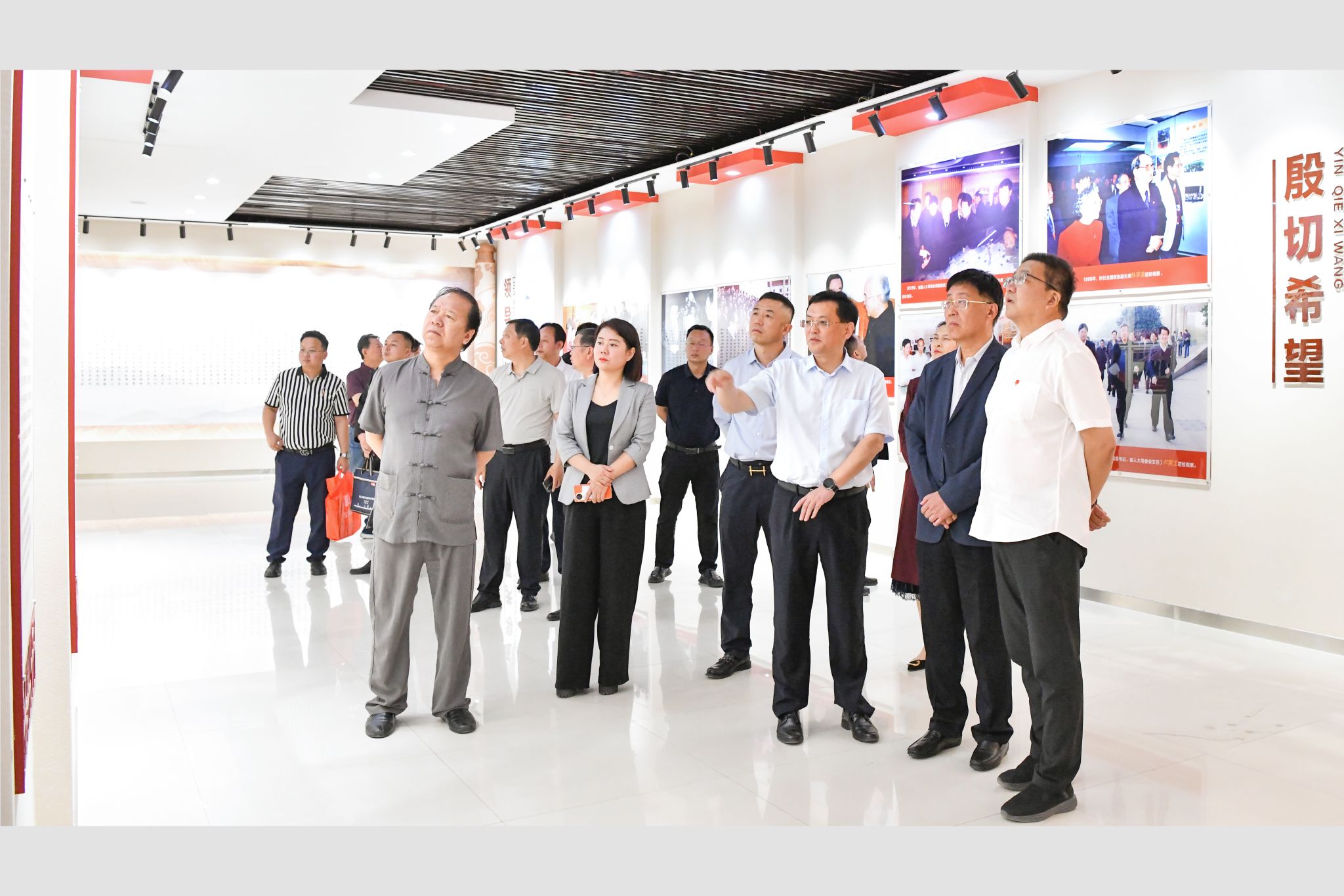 3-3 参观校史馆.jpg